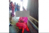 বিয়ের দাবিতে শিক্ষকের বাড়িতে স্কুলছাত্রীর অনশন