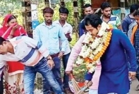 জামিন পেয়েই জেলের সামনে ঝাঁটা হাতে নেতা!