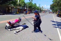 পুলিশ আর প্রেমিকের কাণ্ড দেখে মুগ্ধ প্রেমিকার আংটি বদল! 