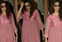 প্রেগনেন্ট সোনম কাপুর! ওভারসাইজড পোশাকে ঢাকলেন...