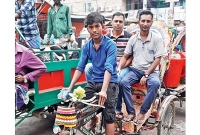 রিকশা চালিয়ে পড়াশোনা, যত কষ্টই হোক তার প্রকৌশলী হওয়ার স্বপ্ন