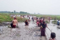 বিলের পানি সংগ্রহ করতে মানুষের ঢল!