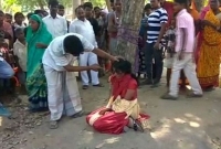 হিন্দু যুবকের সঙ্গে প্রেম করায় মুসলিম তরুণীকে পাঁচ ঘণ্টা গাছের সঙ্গে বেঁধে মারধর