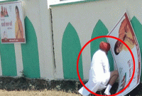 এ ভাবেই দেওয়াল নোংরা করলেন মুখ্যমন্ত্রী, আর বললেন এতো আমাদের ঐতিহ্য