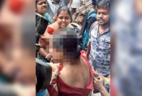 ‘ধর ধর.., শাড়ি ছিঁড়ে দে...’!