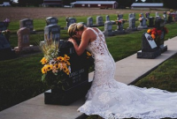 প্রেমিকের কবরে বউয়ের সাজে গেলেন প্রেমিকা, ফুলের তোড়া পাশে রেখে কাঁদলেন অঝোরে