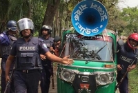 দুটি বাড়ির আশপাশের এলাকায় মাইকিং করে সবাইকে সরিয়ে দিচ্ছে পুলিশ