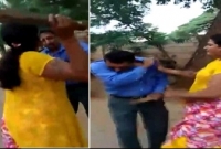 লোনের বিনিময়ে সেক্সের প্রস্তাব! মহিলার হাতে রামধোলাই খেলেন ব্যাঙ্ক ম্যানেজার 