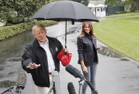 স্ত্রীকে বৃষ্টিতে ভিজিয়ে ছাতা মাথায় ট্রাম্প