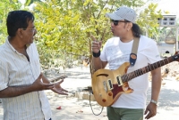 হঠাৎ বাচ্চু ফোন করে বললো, ‘আমি তোর পাশে এসেছি’