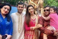 সবচেয়ে বড় পূজামণ্ডপে নাচলেন রিয়াজ-মিম 