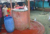 নওগাঁয় পানির কূপ থেকে বের হচ্ছে তেল!