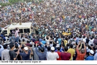 আইয়ুব বাচ্চু তাঁর নিজ শহরে কতটা জনপ্রিয় ছিলেন তা জানতে শেষ জানাযার ছবি...