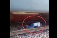 আত্মহত্যার লক্ষ্যে চলন্ত ট্রেনের সামনে ঝাঁপ, তারপর যা হল…