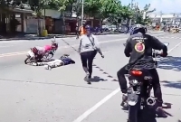 রাস্তায় পড়ে ‘মৃত’ যুবক, ছুটছেন বান্ধবী, তার পরে অবাক কাণ্ড হল!