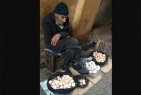 মেয়েটি বৃদ্ধকে জিজ্ঞেস করলো, ডিম কত করে বিক্রি করছেন? তারপর ঘটল শিক্ষণীয় ব্যাপার!