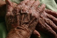 বৃদ্ধা মাকে আর সংসারে দরকার নেই, বাসস্ট্যান্ডে ফেলে যাওয়ার চেষ্টা ছেলের!