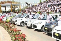 ৬০০ জন কর্মীকে গাড়ি উপহার দিচ্ছেন মালিক!