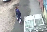 হাঁটতে হাঁটতে রাস্তায় তলিয়ে গেল দুই নারীর! ভিডিও ভাইরাল