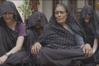 ফোঁপাচ্ছে, বুক এবং মাটি চাপরাচ্ছে, মরা বাড়িতে কান্না যাদের পেশা!