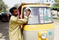 যেভাবে ৩০০ কোটির মালিক হলেন গরিব অটোচালক