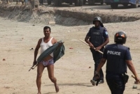 পুলিশের মাঝে জাঙ্গিয়া পরা ব্যক্তিটি আসলে কে? জানা গেল আসল পরিচয়