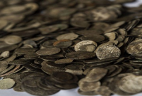 শুকিয়ে যাওয়া নদী থেকে মিলছে হাজারো সোনা ও রুপার মুদ্রা!