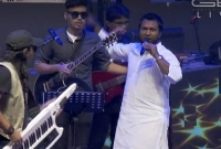 বাবার গিটার হাতে তাজোয়ার আইয়ুব