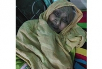 ৯০ বছরের বৃদ্ধাকে রাস্তায় ফেলে দিলেন স্বজনেরা?