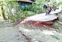 বিএনপি ও ধানের শীষের স্লোগান দিয়ে সাত-আটটি বোমার বিস্ফোরণ