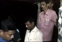 মাংস কিনতে গিয়েছিলেন মা, ফিরে এসে স্বামীকে দুই মেয়ের সঙ্গে যে অবস্থায় দেখলেন...