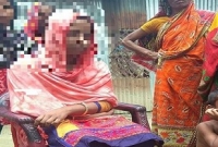 বিয়ের দাবিতে প্রেমিকের বাড়িতে কলেজ ছাত্রীর অনশন, বাড়ি ছেড়ে পালিয়েছেন...