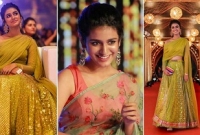 এক চোখের ইশারার সেই প্রিয়াকে নিয়ে হুলুস্থুল কাণ্ড!