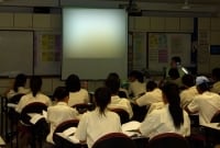 শ্রেণীকক্ষের প্রজেক্টর স্ক্রিনে তাকিয়েই মুখ ঢাকল শিক্ষার্থীরা!