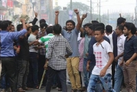 পুলিশ ও বিএনপি নেতাকর্মীরা মুখোমুখি অবস্থানে