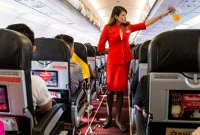 জানালার পাশে বসতে চান যাত্রী, বিমানসেবিকার অদ্ভূত সমাধানে হেসে ওঠেন যাত্রীরা!