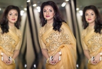  “ঐ দেখ দেখ! হুমায়ূন আহমেদ এর বউ নমিনেশন পেপার নিতে আসছে!”