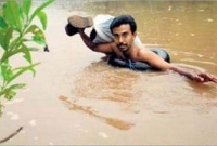 ১৯ বছর ধরে নদী সাঁতরে স্কুলে যান এ শিক্ষক!