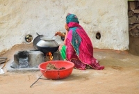 স্ত্রী রান্নায় দেরি করায় স্বামী যা করলেন, তা এককথায় নির্মম!