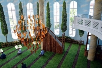 মসজিদটি মুসলমানদের পবিত্র ধর্মগ্রন্থ আল কুরআনে বর্ণিত জান্নাতের আদলে নির্মিত