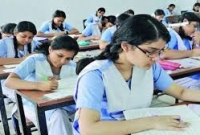 দুর্ঘটনা কেড়ে নিল বাবার প্রাণ আর লাশ বাড়িতে রেখেই পরীক্ষার হলে মেয়ে