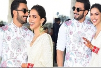 চোখ ঝলসানো রূপে রণবীরের হাত ধরে দীপিকা উড়ে গেলেন বেঙ্গালুরু