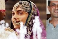 অঝোরে কাঁদলেন দীপিকা