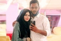 সজোরে ধাক্কা দিয়ে স্ত্রীর মাথার ওপর দিয়ে চলে গেল ময়লার গাড়ি!