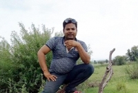 মৃত মায়ের সঙ্গে সেলফি ছেলের! আসল কারণ জানলে চোখে পানি আসবে আপনার