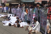 প্রার্থী পরিবর্তনের জন্য গায়ে কাফনের কাপড় পড়ে সড়ক অবরোধ  প্রার্থী পরিবর্তনের জন্য গায়ে কাফনের কাপড় পড়ে সড়ক অবরোধ