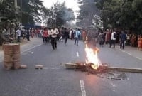  ঢাকা-খুলনা মহাসড়কে টায়ার জ্বালিয়ে অবরোধ স্থানীয় আ.লীগ নেতাকর্মীদের 