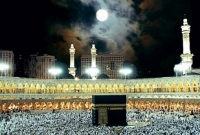 কাবা ঘরের ওপর নেমে এলো চাঁদ!  অভাবনীয় ও সম্পূর্ণ ব্যতিক্রম এ দৃশ্য 