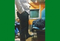 সারারাত ট্রেনে, শুধু বউ একটু আরাম করে ঘুমাবে বলেই লোকটা সারারাত দাঁড়িয়ে