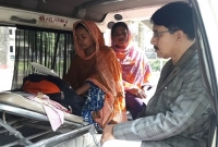 প্রসব বেদনা নিয়েই অ্যাম্বুলেন্সে পরীক্ষা দিলেন আজমেরী! প্রসব বেদনা নিয়েই অ্যাম্বুলেন্সে পরীক্ষা দিলেন আজমেরী!